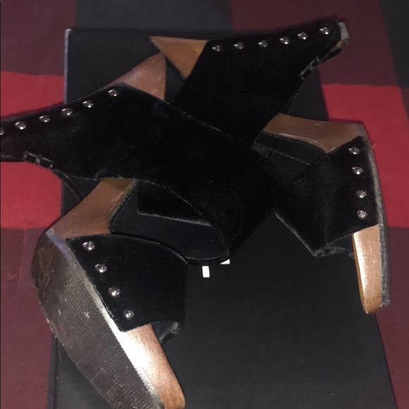 Chanel - Picture 3 of 9